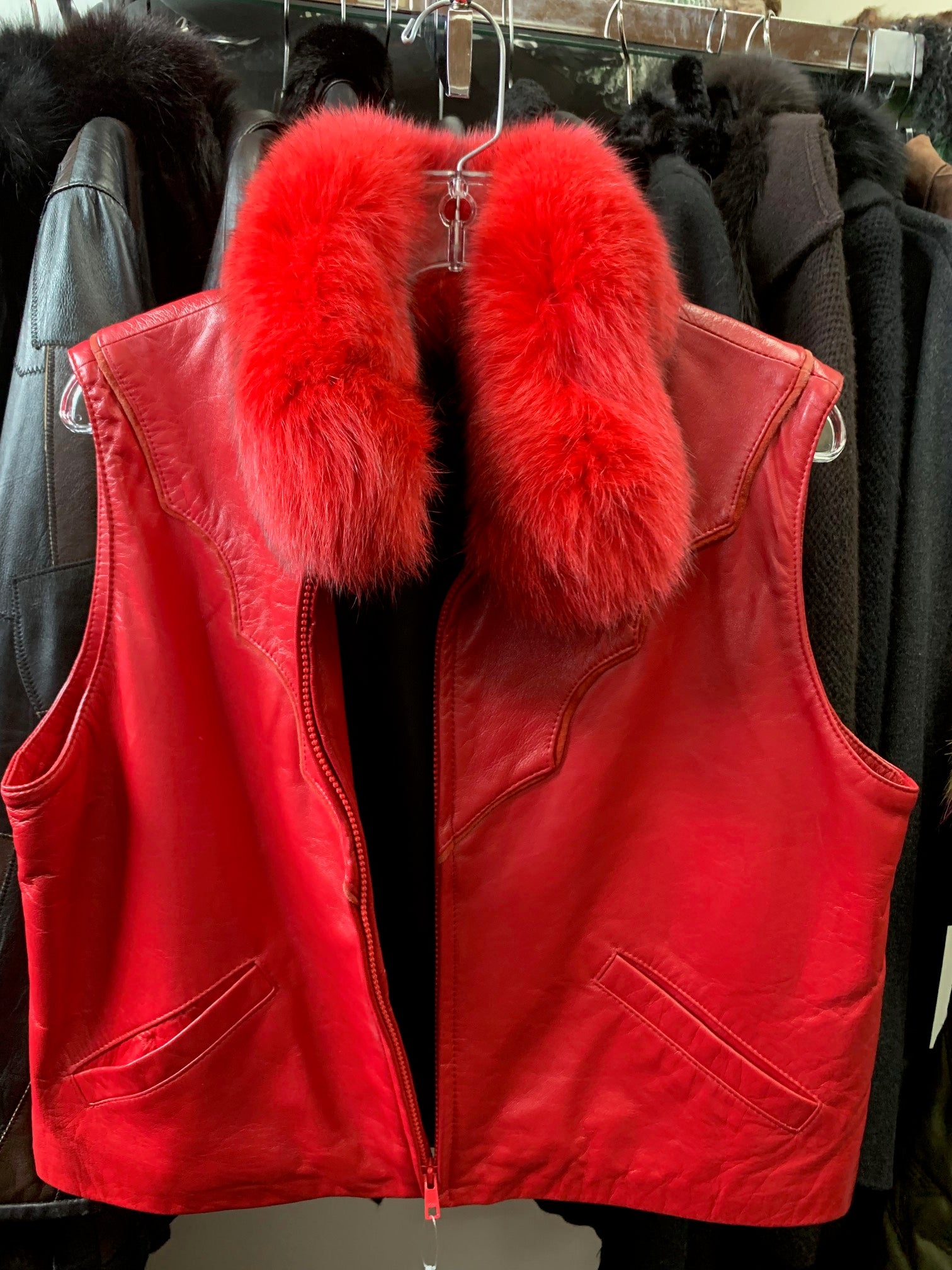 Leather vest with 2025 fur collar